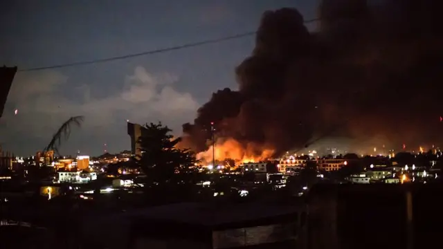 Le bâtiment qui abrite le Parlement a été incendié.
