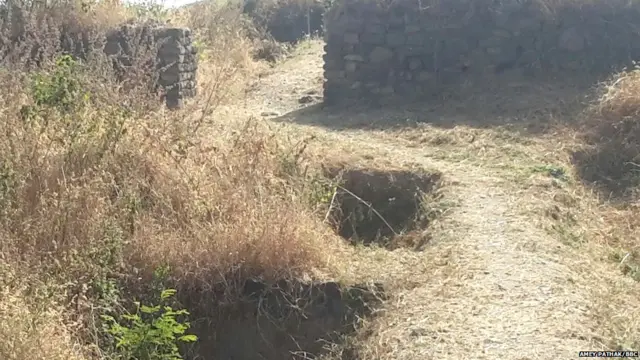 मालोजीराजे गढी परिसरातील अवशेष.