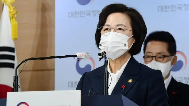 추미애 법무부 장관은 윤석열 총장 징계 제청 후 사의를 표명했다