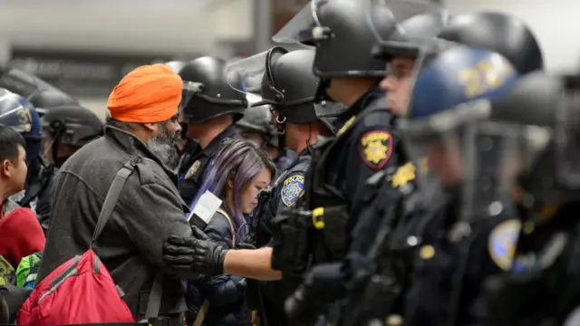 پلیس سان فرانسیسکو یکی از ورودیهای ترمینال ۴ فرودگاه این شهر را مسدود کرد. این تصمیم در پی افزایش معترضان در محل انجام شد.