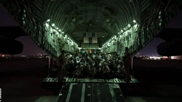 અફઘાનિસ્તાનમાંથી ભારે સંખ્યામાં સ્થાનિકો અને વિદેશીઓ દેશ છોડીને ચાલ્યા ગયા હતા