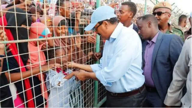 Madaxweyne Farmaajo oo tagay garoonka Koonis ee Muqdisho ayaa salaamay qaar ka mid ah dadkii isu soo baxay ka hor intuusan khudbo jeedin