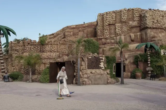 امرأة في زي راهبة