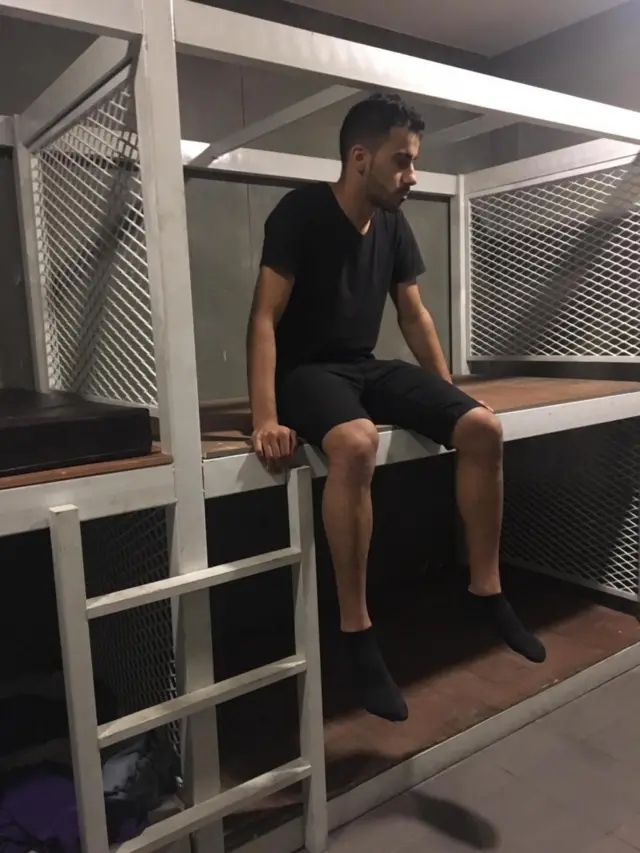 นายอัล อาไรบี ขณะถูกควบคุมตัวที่สนามบินสุวรรณภูมิ