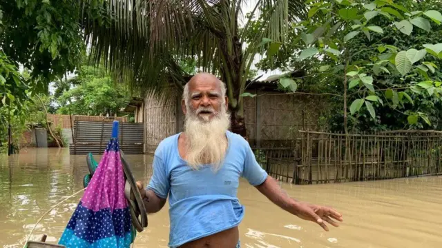 အိမ်ကိုထားပြီး မသွားနိုင်ဘူးလို့ ခေါင်းမာမာနဲ့ ငြင်းဆန်နေသူ အသက် ၆၄ နှစ်အရွယ်အဘိုးအို
