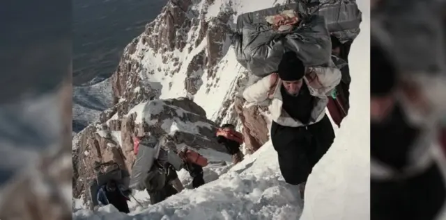 لا تمنع الظروف الصعبة والتضاريس الوعرة هؤلاء الرجال من العمل لكسب قوتهم