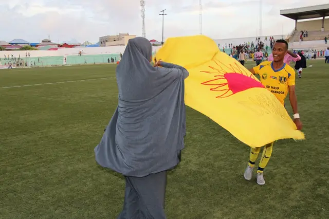 Gabadh ka mid ah taageerayaasha