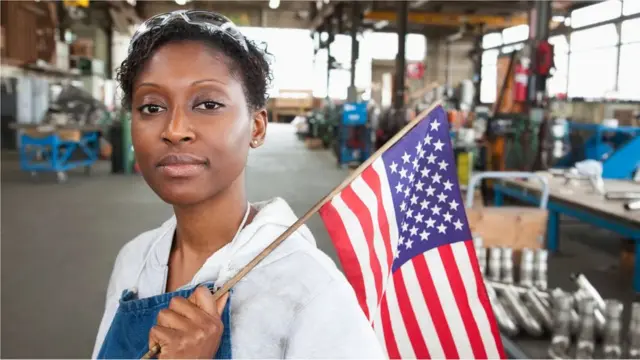 Mulher negra com bandeira dos EUA