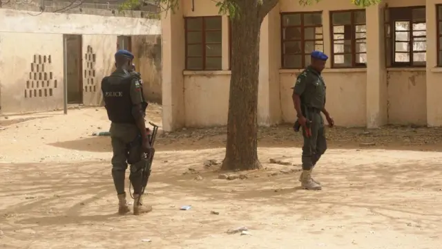 Des éléments de la police nigériane cherchant des indices dans la cour de l'école de Dapchi après l'enlèvement des filles.