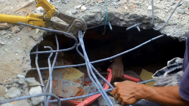 பல மசூதிகள், வீடுகள் மற்றும் பிற கட்டடங்கள் இடிந்து நொறுங்கின.