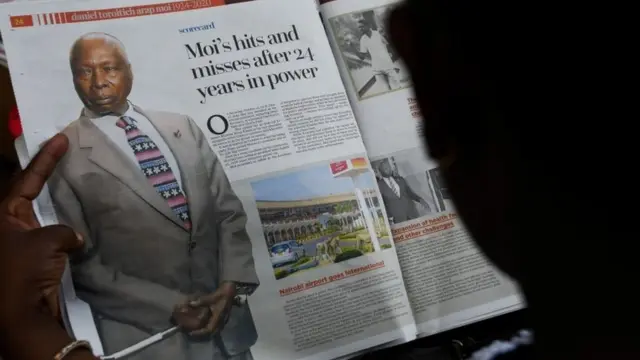 Qof akhrisanaya qormo wargeyska lagu soo daabacay oo ka hadleysa geerida madaxweynihii hore ee Kenya Daniel arap Moi, magaalada Nairobi, 4 February 2020