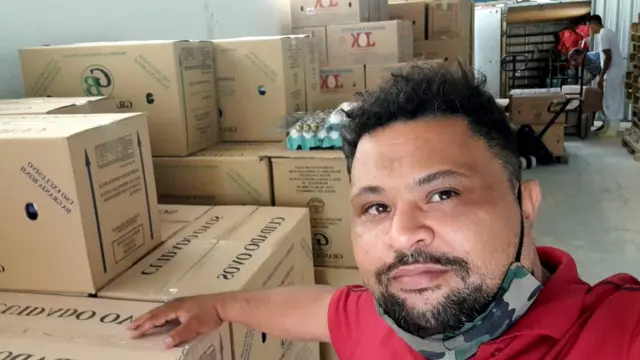 Leonardo Cabral na granja onde ele compra ovos para revender