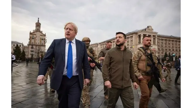 بوريس جونسون في زيارة للقاء الرئيس الأوكراني فولودومير زيلينسكي في كييف