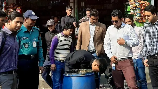 ঢাকার এক রেস্টুরেন্টে নিরাপদ খাদ্য কর্তৃপক্ষের অভিযান।