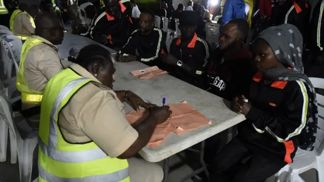 Nigerian officials dey record all di people wey don return from Libya