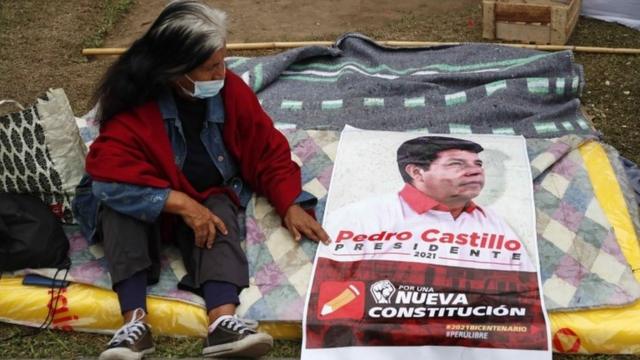 Una mujer con un cartel de Pedro Castillo