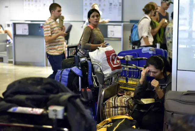 mexicanos varados en el aeropuerto de Madrid-Barajas