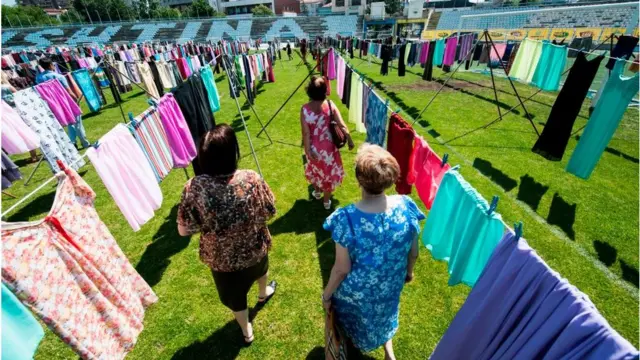 معرض "أفكر بك" الذي أقيم يوم 12 يونيو في برشتنا للتضامن من 20 ألف ناجية من الاغتصاب أثناء حرب كوسوفو 1989-1999