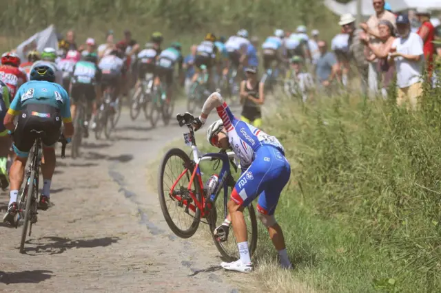 Los problemas se fueron multiplicando dentro del pelotón en los tramos de adoquín.