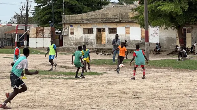 Niños jugando fútbol