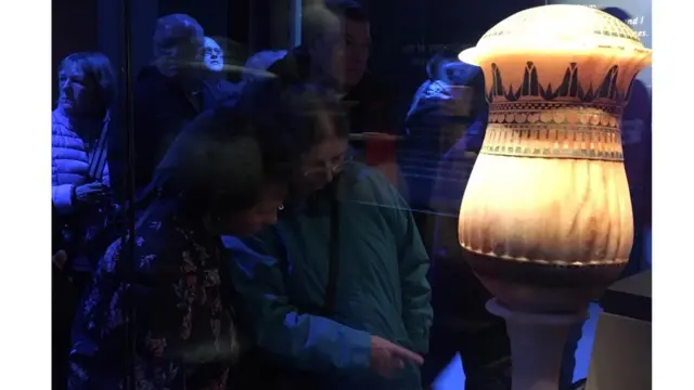 امرأتان تتفقدان أحد القطع المعروضة