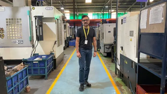 சந்தீப் மாலின் பொறியியல் உற்பத்தி தொழிற்சாலை, சிலநேரங்களில் ஒரு நாளுக்கு 14 மணிநேரம் வரை மின்வெட்டை எதிர்கொள்கிறது