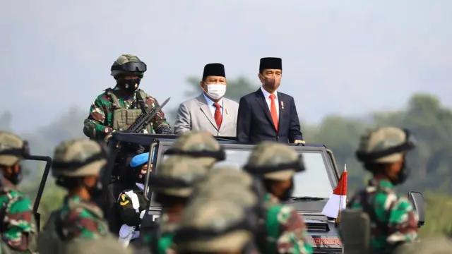 Presiden Joko Widodo (kanan) didampingi Menteri Pertahanan Prabowo Subianto dan Komandan Upacara Brigjen TNI Yusuf Ragainaga mengecek kesiapan pasukan pada upacara penetapan Komponen Cadangan Tahun Anggaran 2021 di Pusdiklatpassus, Batujajar, Bandung Barat, Jawa Barat, Kamis (7/10/2021).