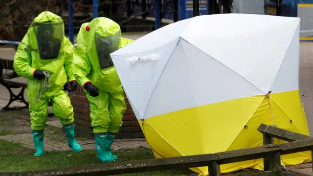 Agentes investigan el lugar donde Skripal fue hallado.