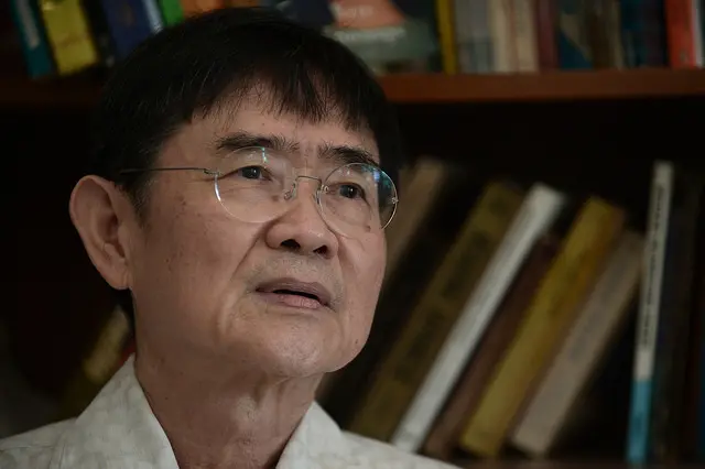 ศ.ดร.ธเนศ อาภรณ์สุวรรณ แห่งมหาวิทยาลัยธรรมศาสตร์