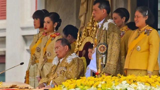 थाईलैंड के पूर्व राजा पूमीपोन अदून्यादेत के साथ मौजूदा राजा महा वाचिरालोंगकोन