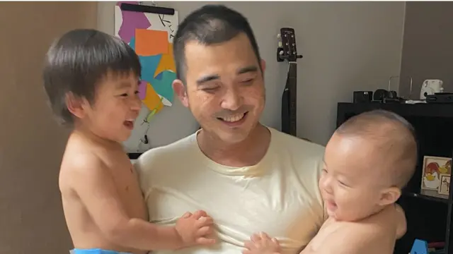 อรัญ โลห์ตระกูล คนไทยในรัฐเท็กซัส และลูกเล็ก 2 คนในอ้อมกอด