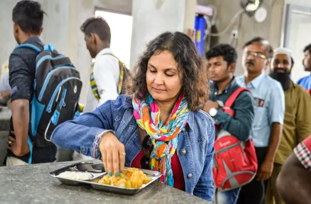 బీబీసీ ప్రతినిధి గీతా పాండే రెండు ఇందిర క్యాంటీన్లలో ఆహారం తిని చూశారు.