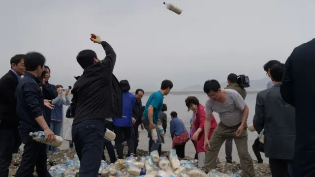 นักรณรงค์เกาหลีใต้นำขวดพลาสติกที่บรรจุใบปลิวและธนบัตรเกาหลีเหนือลอยน้ำไปยังเกาหลีเหนือ