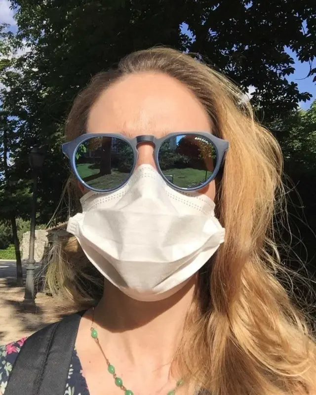 마드리드에서 일하는 앰버는 백신이 발명되지 않은 만큼 친구들과 모일 떄 긴장을 하게 된다고 말했다