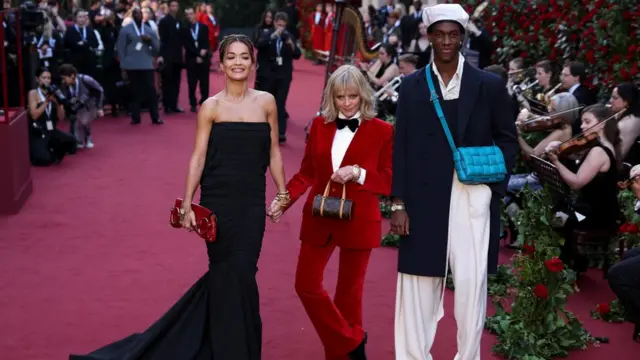 Pevačica Rita Ora, Tvigi i Vizdom Kie na događaju Vog svet