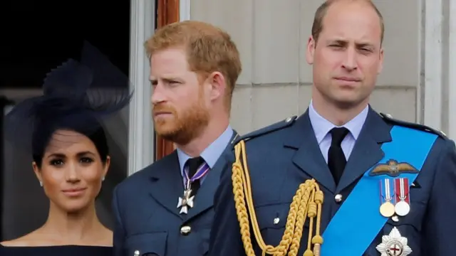 Foto com Meghan, Harry e William