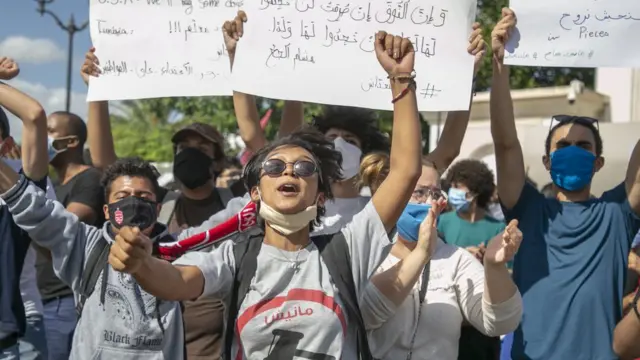 المتظاهرون رفضا لمشروع القانون يرون فيه تشريعا لتفصي أفراد الأمن من العقاب عند الاستخدام المفرط للقوة و سوء استغلال السلطة الممنوحة لهم
