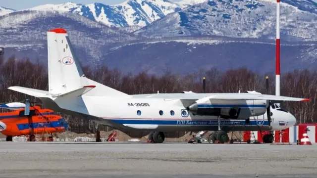 Petropavlovsk Havaalanı'nda An-26 tipi bir uçak.