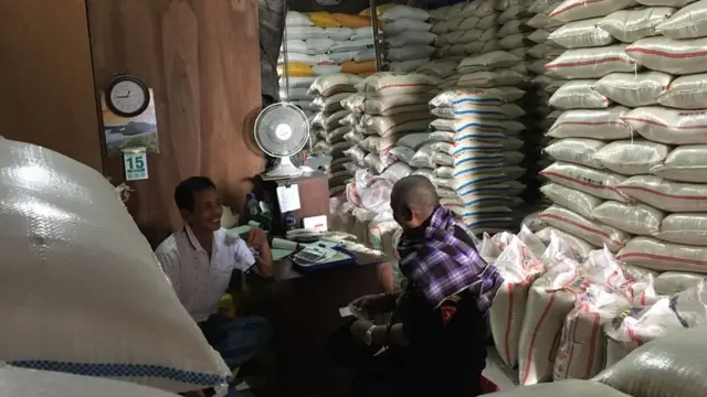 Aktivitas perdagangan beras di pasar induk beras Cipinang