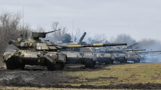 Украинские танки во время учений около границы с аннексированным Россией Крымом