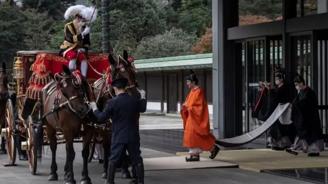 Prince Fumihito leaves the imperial palace