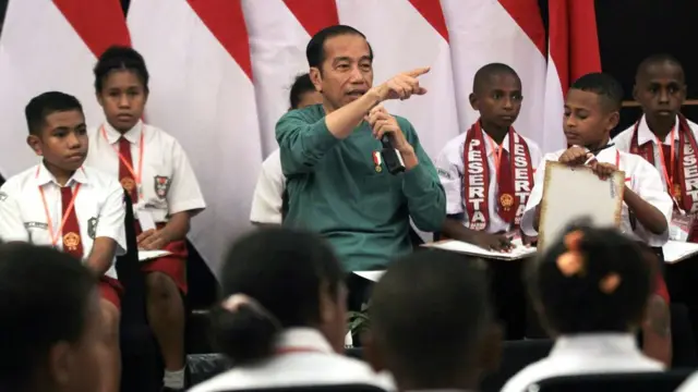 Presiden Joko Widodo memberikan pertanyaan matematika kepada seorang siswa SD dalam audiensi Program Papua Pandai Berhitung di Jayapura, Papua, Jumat (07/07).