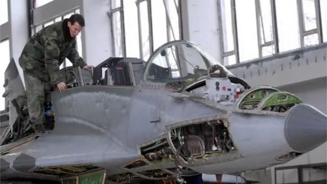 Војни инжињер завирује у МиГ-29 у Батајници