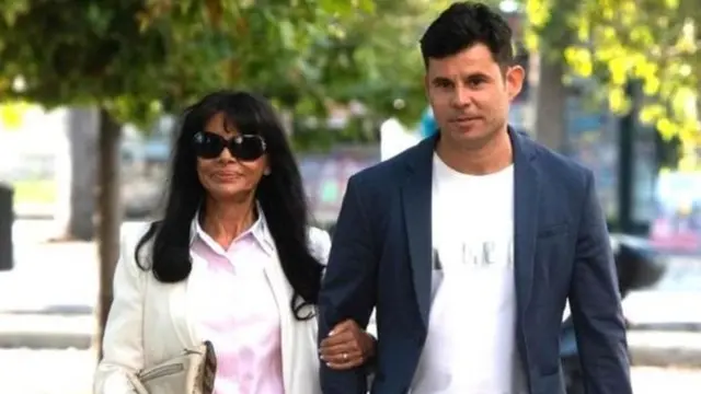 Хав'єр Санчес та його мати Марія Едіта Сантуш йдуть до суду