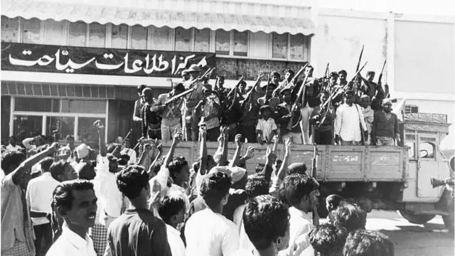 বাংলাদেশের বিজয়ের পর ঢাকায় মুক্তিযোদ্ধাদের ঘিরে জনতার উল্লাস।