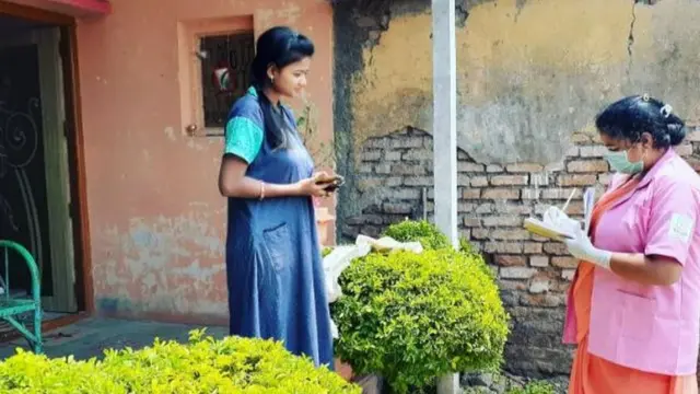 ग्रामीण भागात आशा वर्कर घरोघरी जाऊन लोकांच्या आरोग्याची नोंद घेत आहेत.