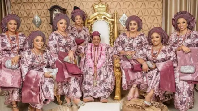 Alaafin Adeyẹmi et certaines de ses épouses