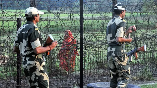 পেট্রাপল সীমান্তে কাঁটাতারের বেড়ার এক পাশে ভারতীয় সীমান্ত রক্ষী বাহিনী টহল দিচ্ছে।