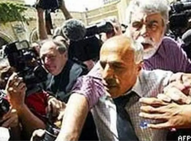 2004 मध्ये काढलेल्या या छायचित्रात पीटर हुनम हे वुनुनू यांच्याबरोबर दिसत आहे.