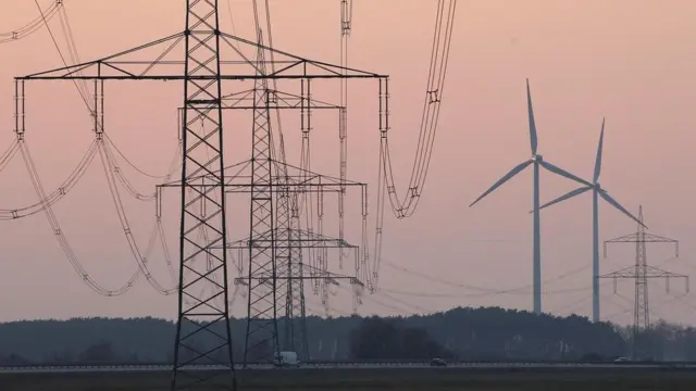 مجموعة من أعمدة حمل أسلاك الكهرباء